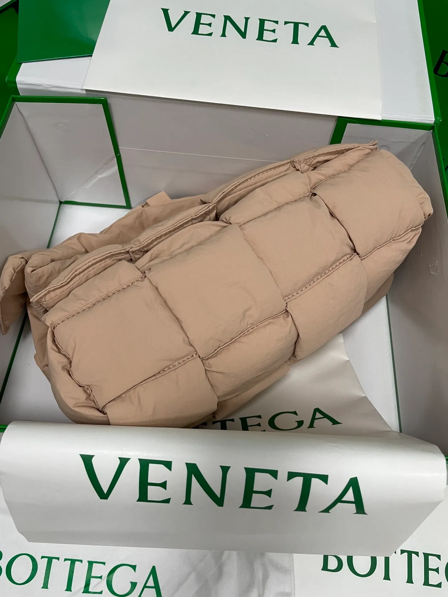#𝐂𝐀𝐒𝐒𝐄𝐓𝐓𝐄 Nylon tofu tofu bag This Cassette is so cute, its cute appearance does not affect its practicality and the capacity is good! The fabric is low-key and very textured, suitable for daily wear with casual wear. The cross-woven design of the wide cloth is really stunning. The bag has a puffy shape and feels like a piece of tofu. It can be worn on one shoulder, cross-body or as a waist bag. You can also adjust the shoulder strap to the size of the bag under the armpit, so you can have it all! S30x15cm【8951#】